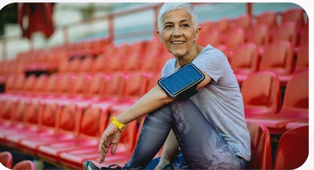Athlète senior en tenue de sport dans les tribunes d'un stade