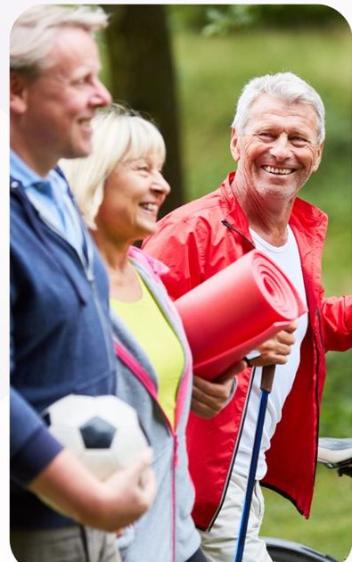 Trois seniors actifs avec matériel sportif