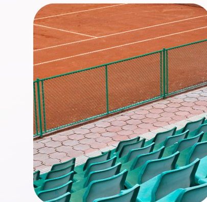 Tribune et terrain en terre battue