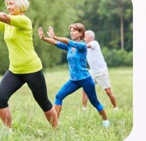 Seniors pratiquant le tai-chi en extérieur
